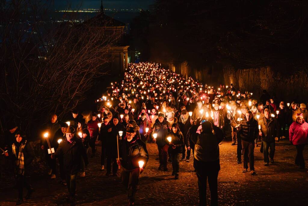 La fiaccolata di fine anno al Sacro Monte di Varese nelle foto di Matteo Canevari