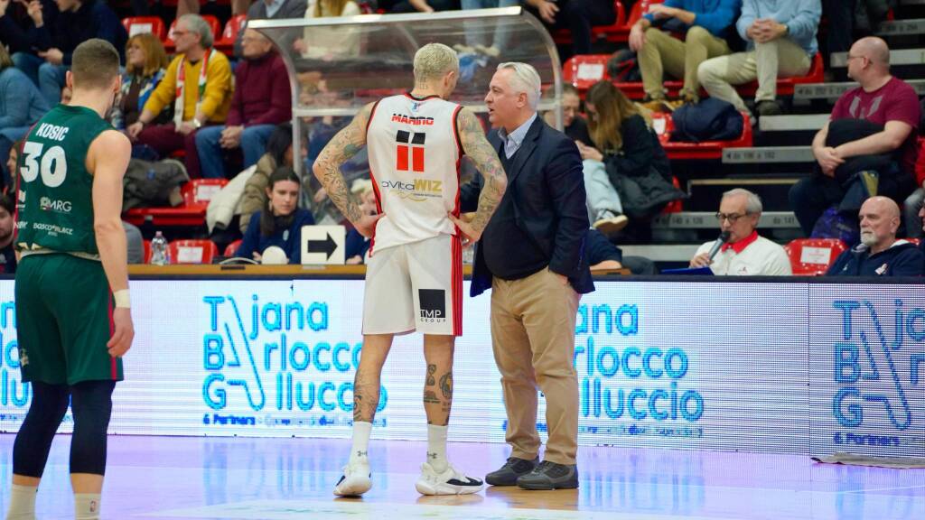 La sfida tra Legnano Basket e Omegna nelle foto di Daniele Zaffaroni 
