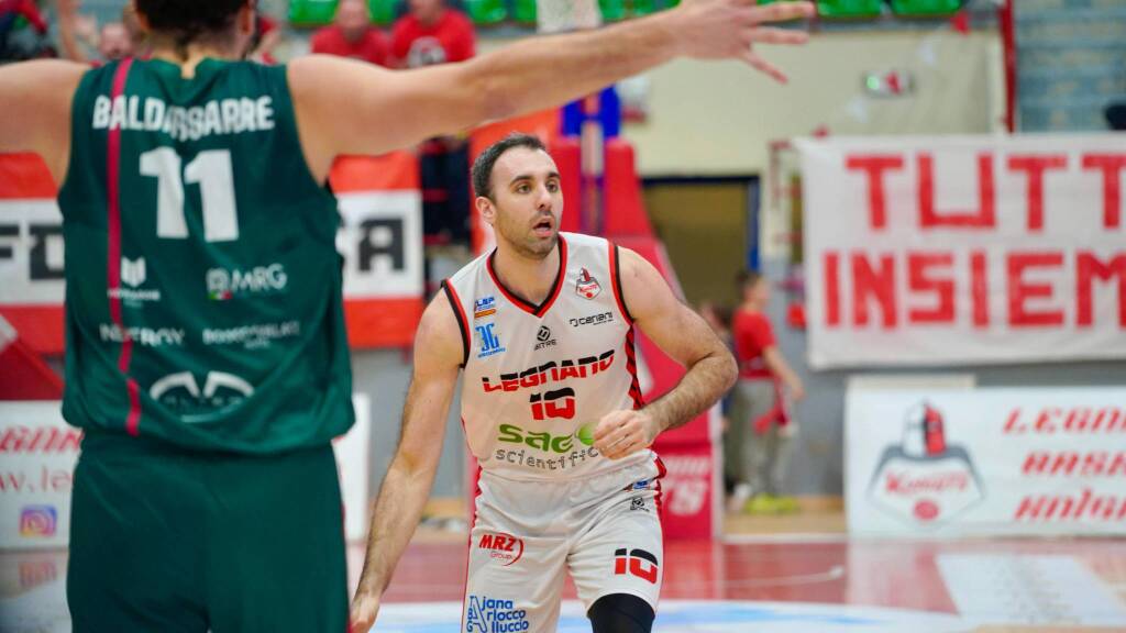La sfida tra Legnano Basket e Omegna nelle foto di Daniele Zaffaroni 