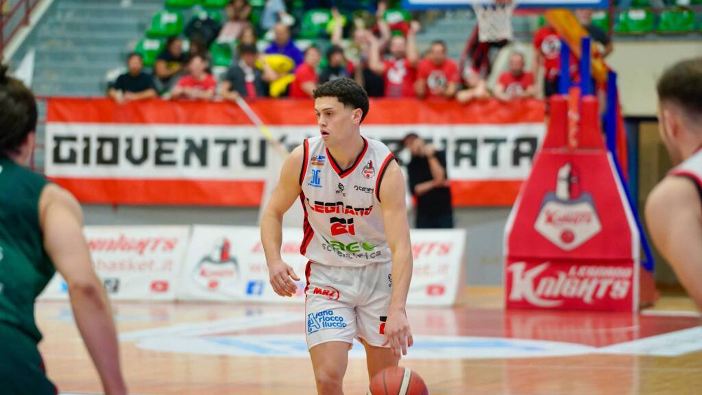 La sfida tra Legnano Basket e Omegna nelle foto di Daniele Zaffaroni 