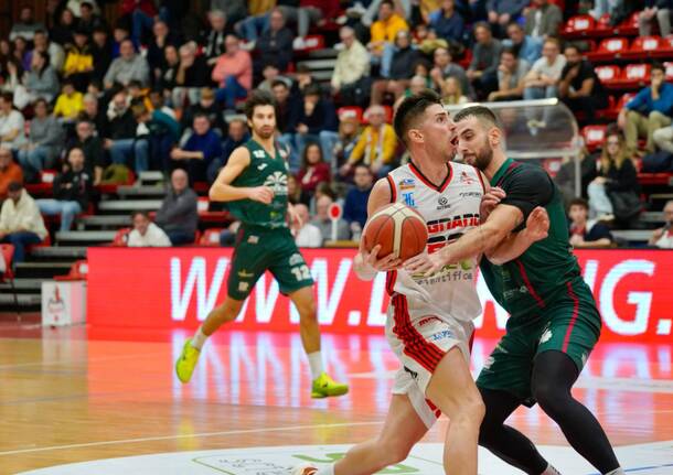 La sfida tra Legnano Basket e Omegna nelle foto di Daniele Zaffaroni 