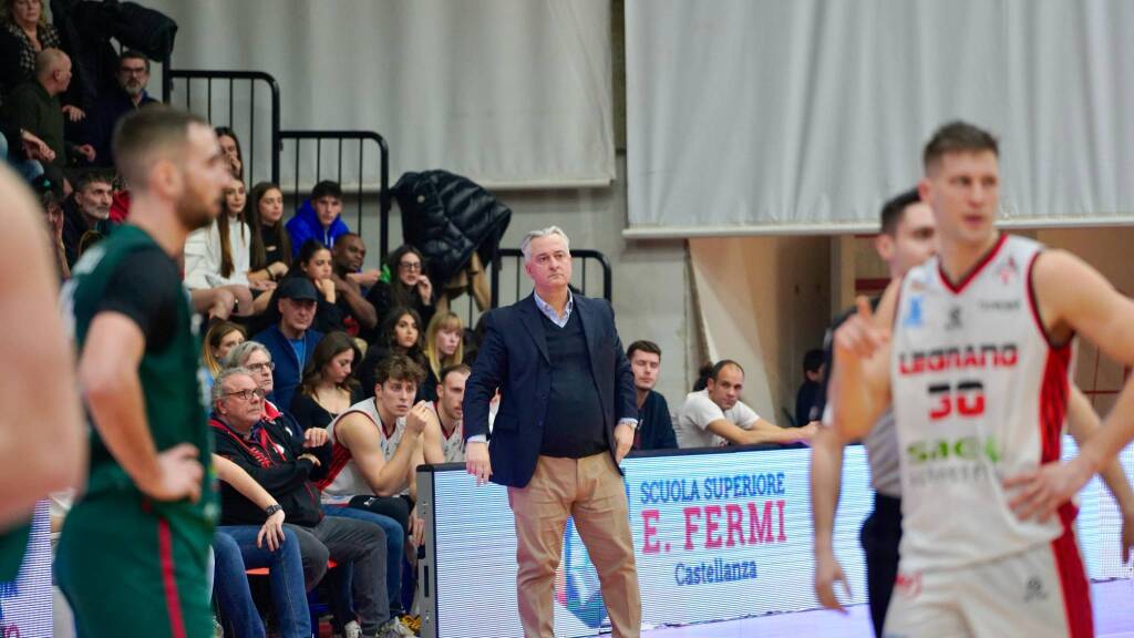 La sfida tra Legnano Basket e Omegna nelle foto di Daniele Zaffaroni 