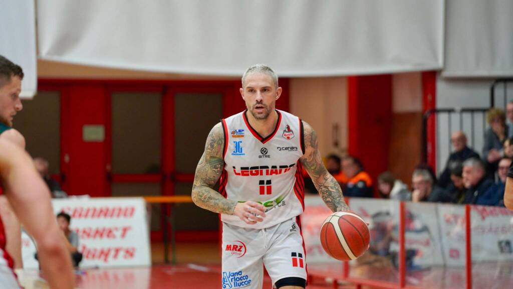 La sfida tra Legnano Basket e Omegna nelle foto di Daniele Zaffaroni 