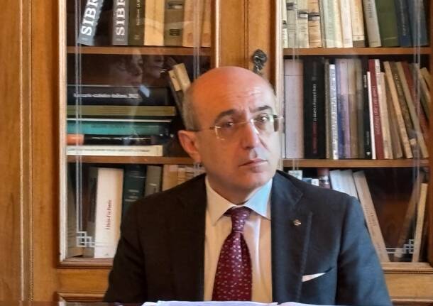 Lavori sulla Briantea a Malnate davanti al municipio 