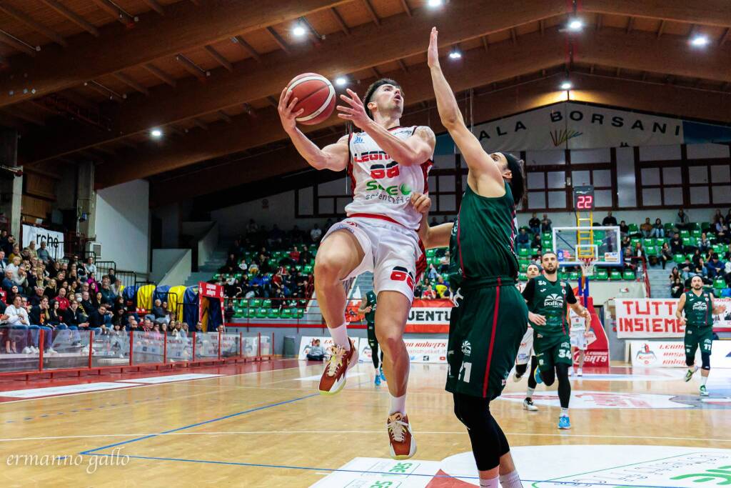 Legnano Basket perde contro Omegna, le foto di Ermanno Gallo