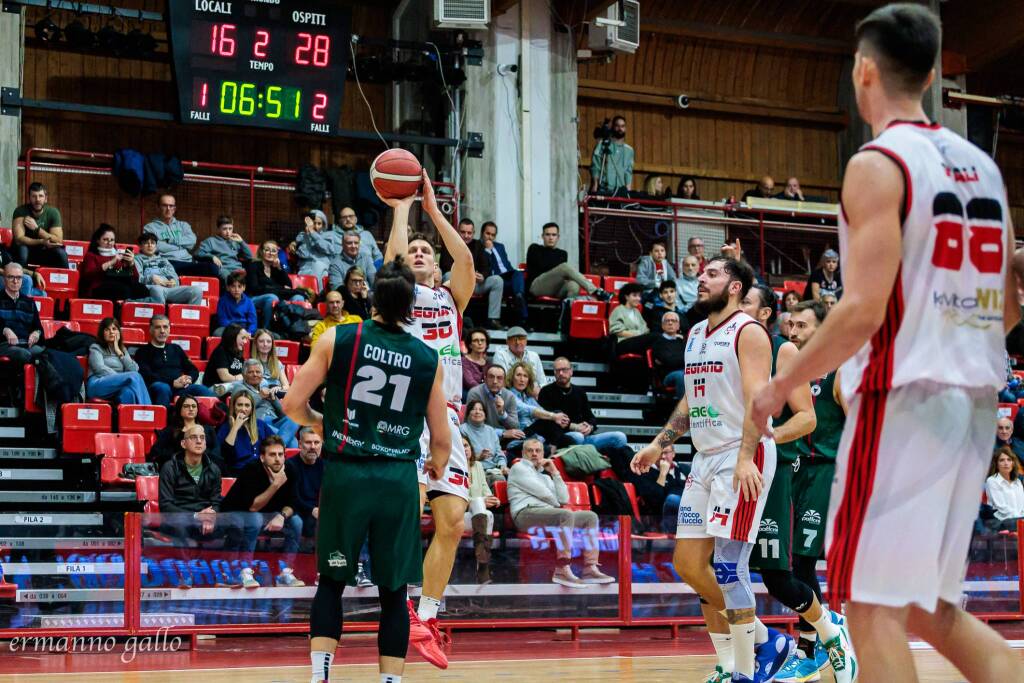 Legnano Basket perde contro Omegna, le foto di Ermanno Gallo