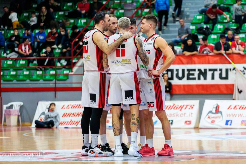 Legnano Basket perde contro Omegna, le foto di Ermanno Gallo