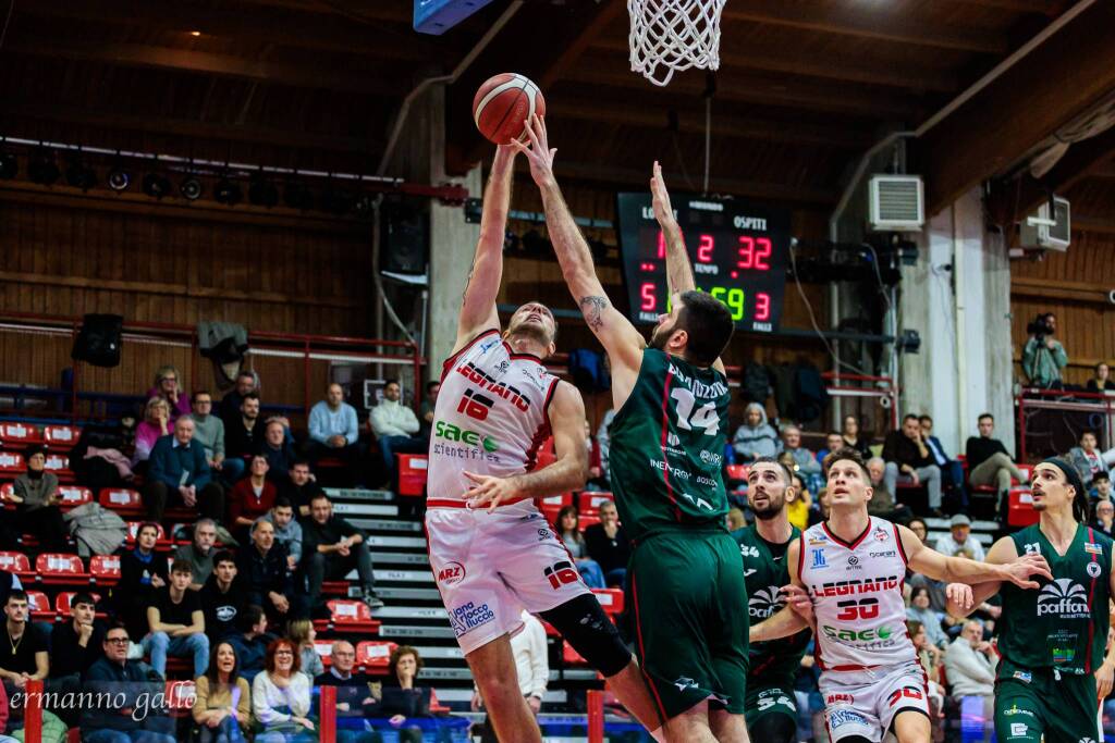 Legnano Basket perde contro Omegna, le foto di Ermanno Gallo