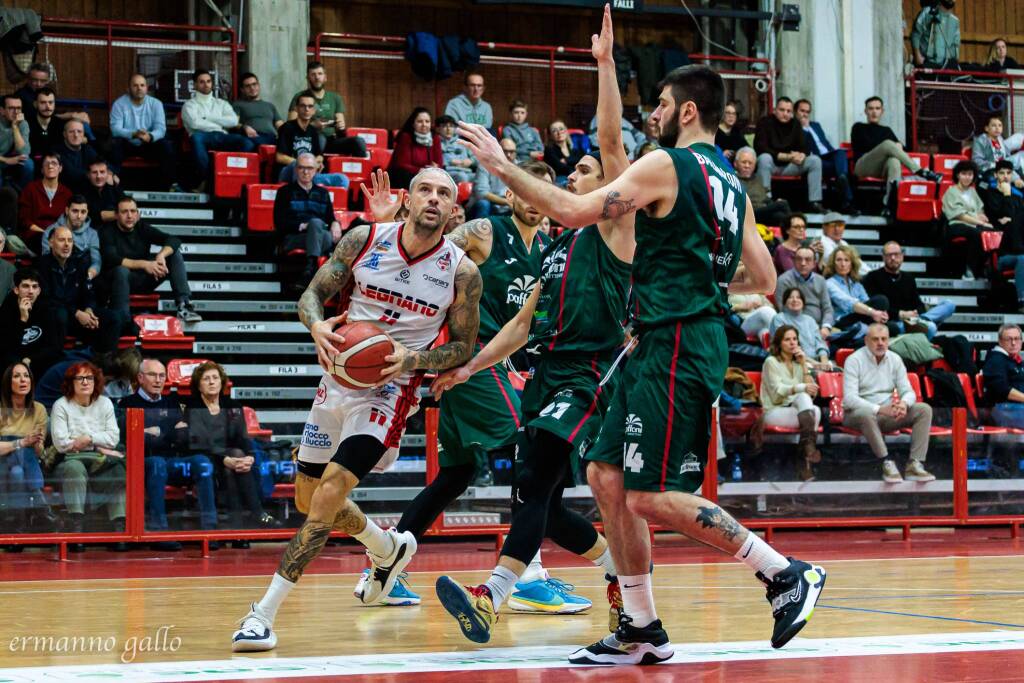 Legnano Basket perde contro Omegna, le foto di Ermanno Gallo