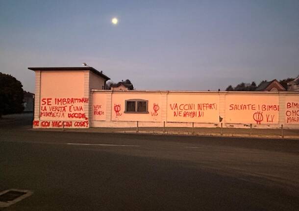 Muri del cimitero di Arconate imbrattati con scritte "no vax"