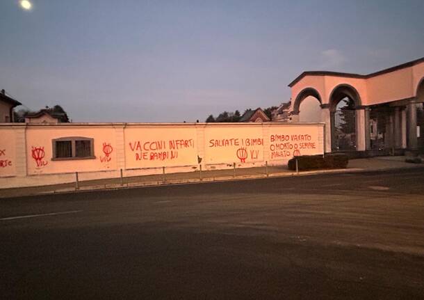 Muri del cimitero di Arconate imbrattati con scritte "no vax"