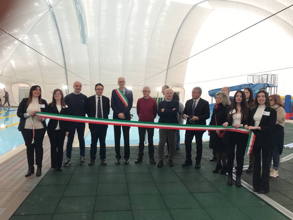 Più sport per tutti, inaugurata la nuova vasca esterna della piscina di Saronno