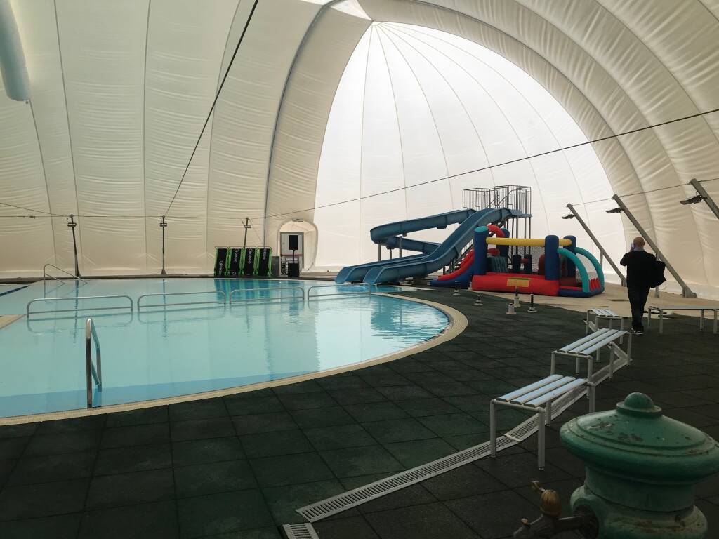 Più sport per tutti, inaugurata la nuova vasca esterna della piscina di Saronno