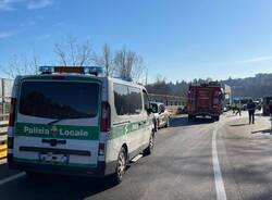 Sctonro tra un'auto e un camion sulla tangenziale di Varese in via Peschiera