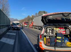 Sctonro tra un'auto e un camion sulla tangenziale di Varese in via Peschiera