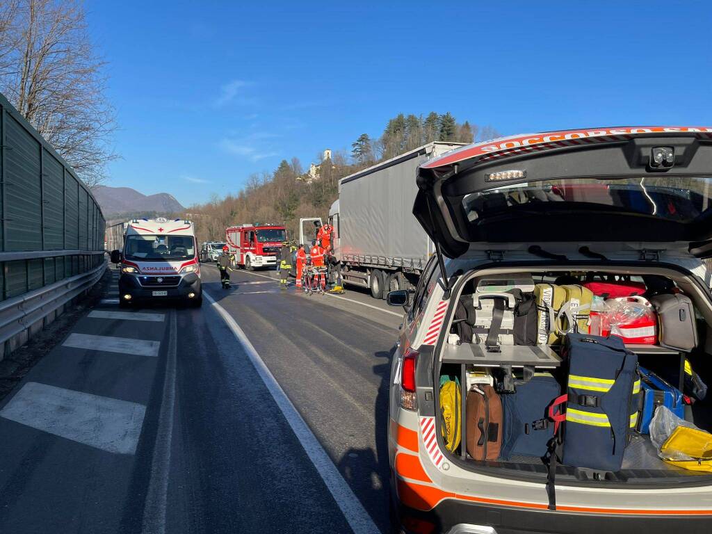 Sctonro tra un'auto e un camion sulla tangenziale di Varese in via Peschiera