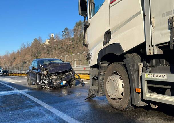 Sctonro tra un'auto e un camion sulla tangenziale di Varese in via Peschiera