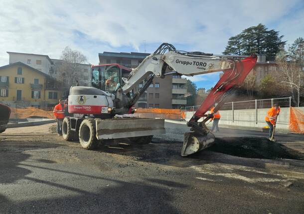 Si asfalta sul nuovo ponte di Largo Flaiano a Varese