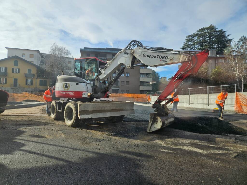 Si asfalta sul nuovo ponte di Largo Flaiano a Varese