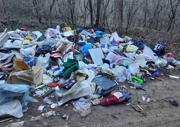 Una montagna di rifiuti abbandonata nel bosco a Varese