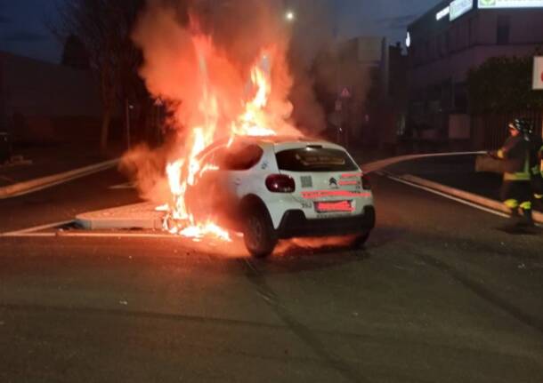 Auto in fiamme viale sabotino legnano