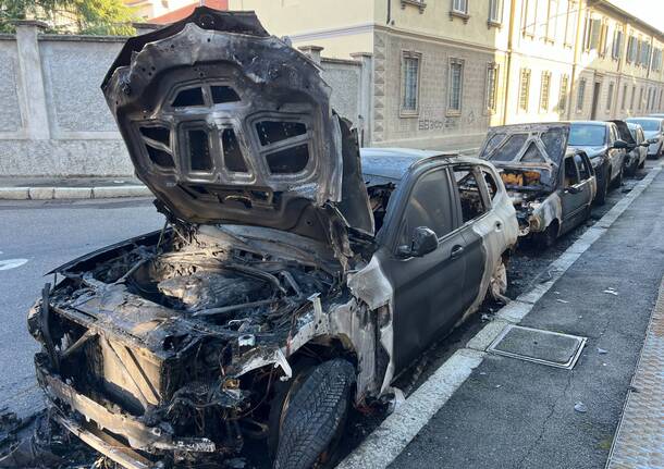 auto incendiate busto arsizio