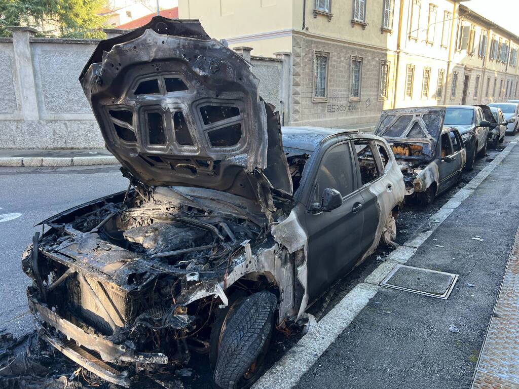 auto incendiate busto arsizio