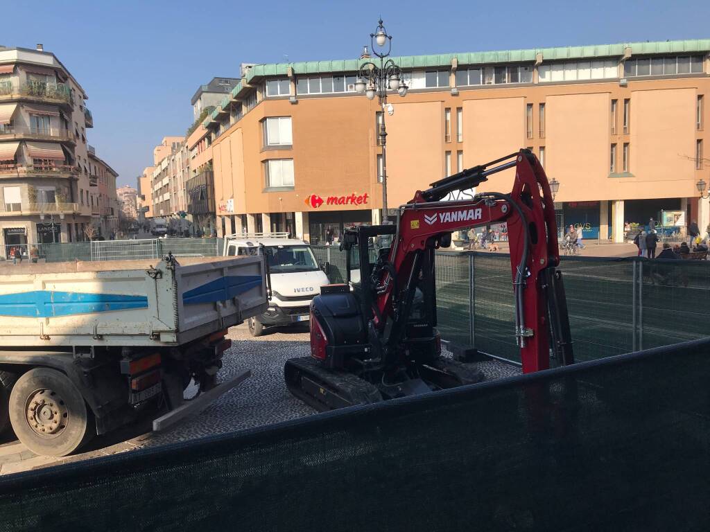 Avviati i lavori in piazza Libertà a Saronno