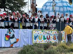 Bambini e adulti in maschera per festeggiare il carnevale a Cassano Magnago