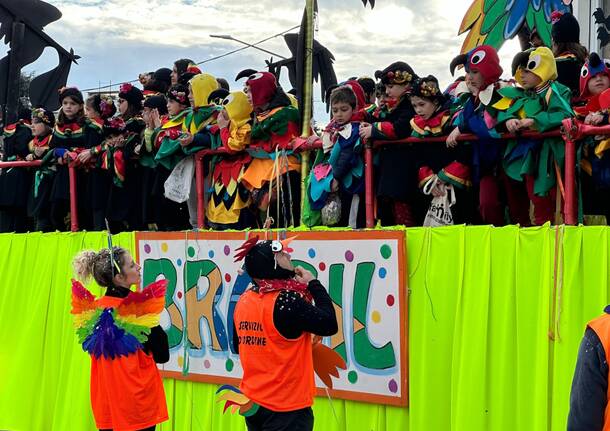 Bambini e adulti in maschera per festeggiare il carnevale a Cassano Magnago