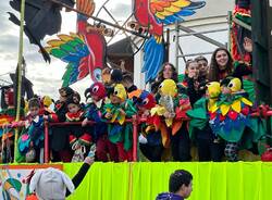 Bambini e adulti in maschera per festeggiare il carnevale a Cassano Magnago