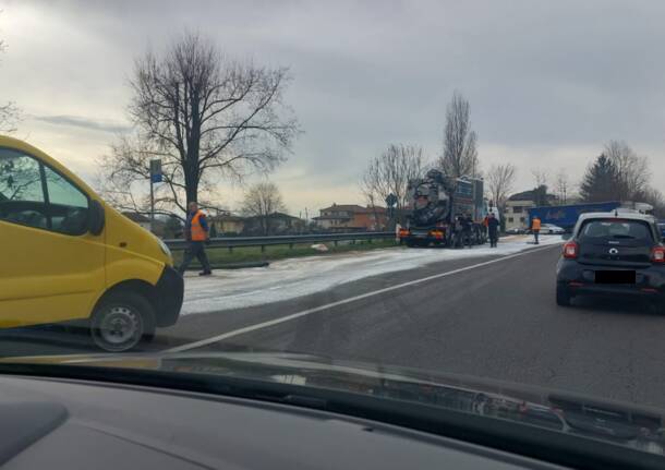 Camion perde 600 litri d'olio sulla strada del lago di Varese