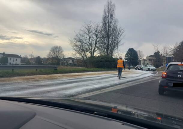 Camion perde 600 litri d’olio sulla strada del lago di Varese