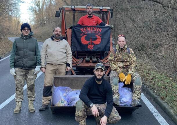 I volontari di Cantello rimuovono i bivacchi degli spacciatori