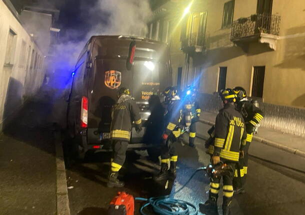 Nove veicoli in fiamme nella notte a Busto Arsizio