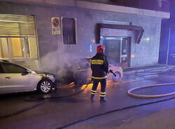 Nove veicoli in fiamme nella notte a Busto Arsizio