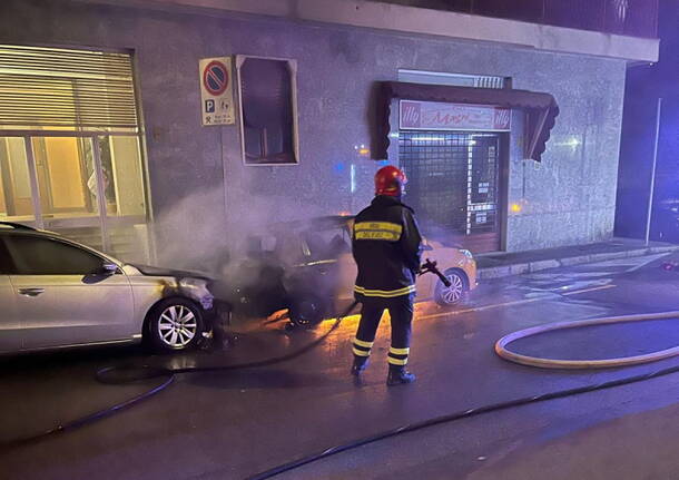 Nove veicoli in fiamme nella notte a Busto Arsizio