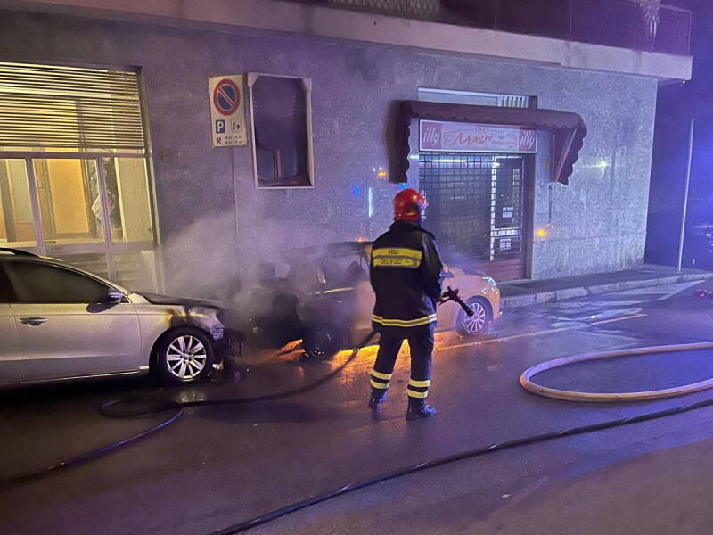 Nove veicoli in fiamme nella notte a Busto Arsizio