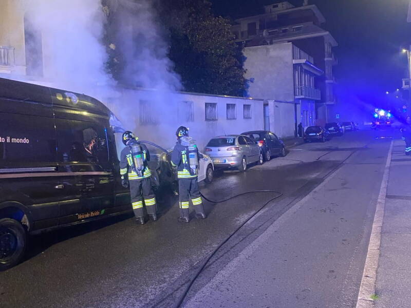 Nove veicoli in fiamme nella notte a Busto Arsizio