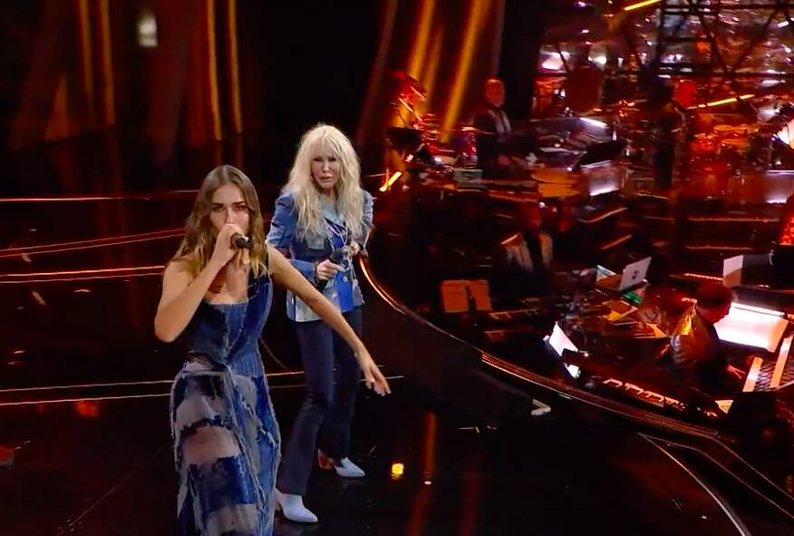 Clara canta il tema del Re Leone con Ivana Spagna