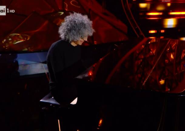 Giovanni Allevi torna al piano dopo la sua malattia dal palco dell’Ariston di Sanremo