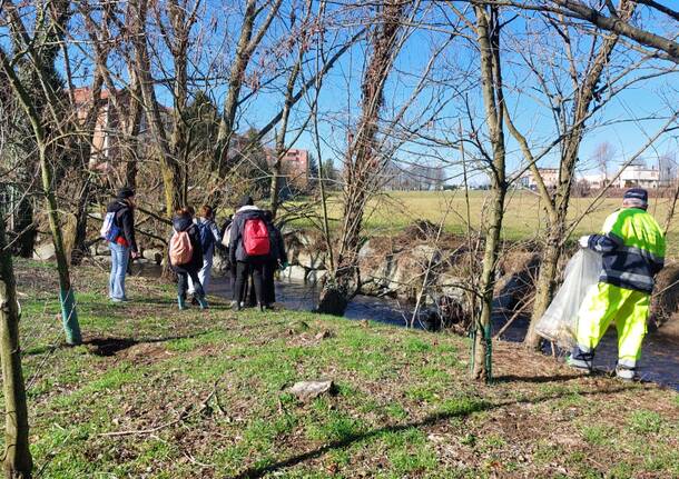 Gli studenti della Da Vinci al lavoro per ripulire le sponde del Lura