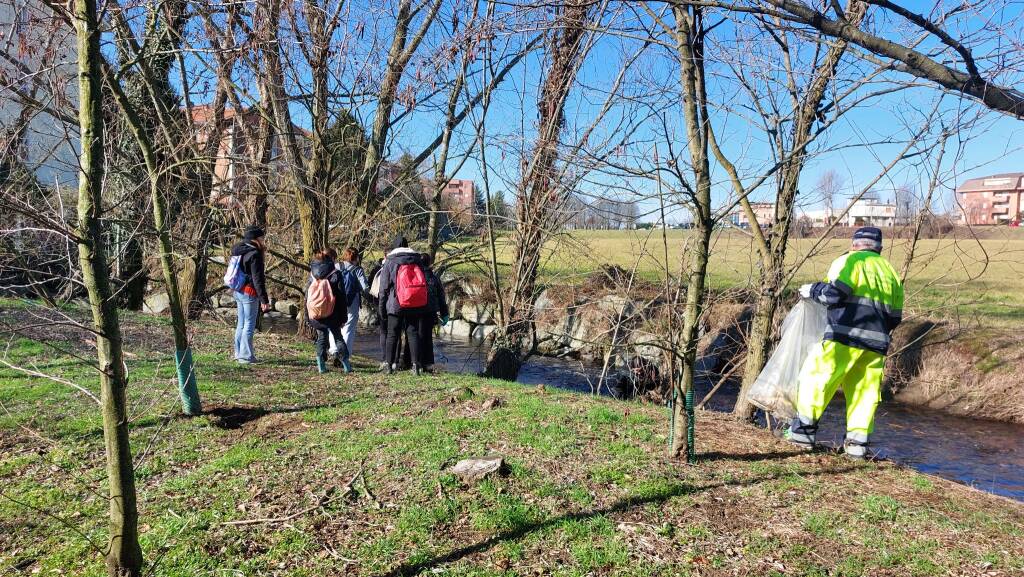 Gli studenti della Da Vinci al lavoro per ripulire le sponde del Lura