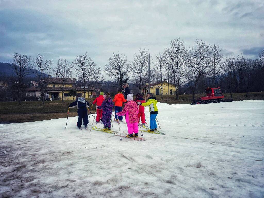 I bambini dell'asilo di Ghirla sugli sci con Sci Club Cunardo