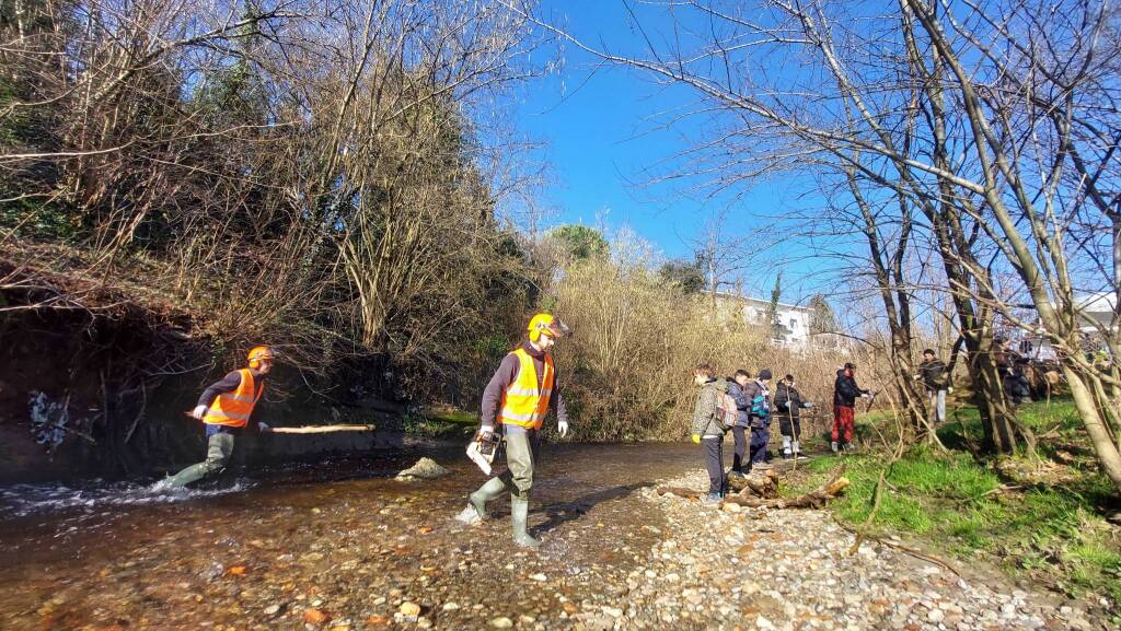i ragazzi puliscono le Sponde del lura a san valentino