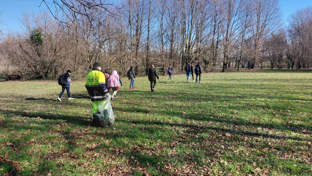 i ragazzi puliscono le Sponde del lura a san valentino