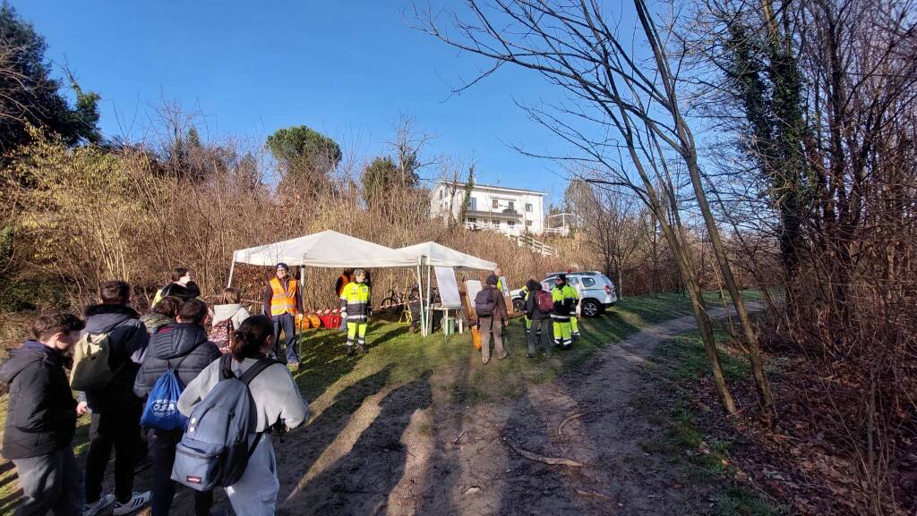i ragazzi puliscono le Sponde del lura a san valentino