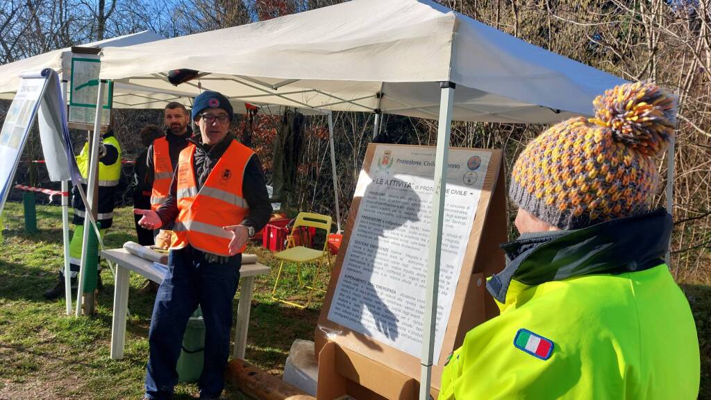 i ragazzi puliscono le Sponde del lura a san valentino