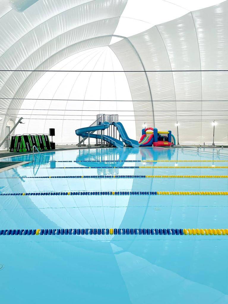 Inaugurato il pallone pressostatico per la vasca esterna della piscina di Saronno