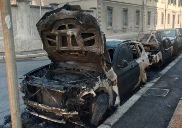 Incendio di nove automobili a Busto Arsizio